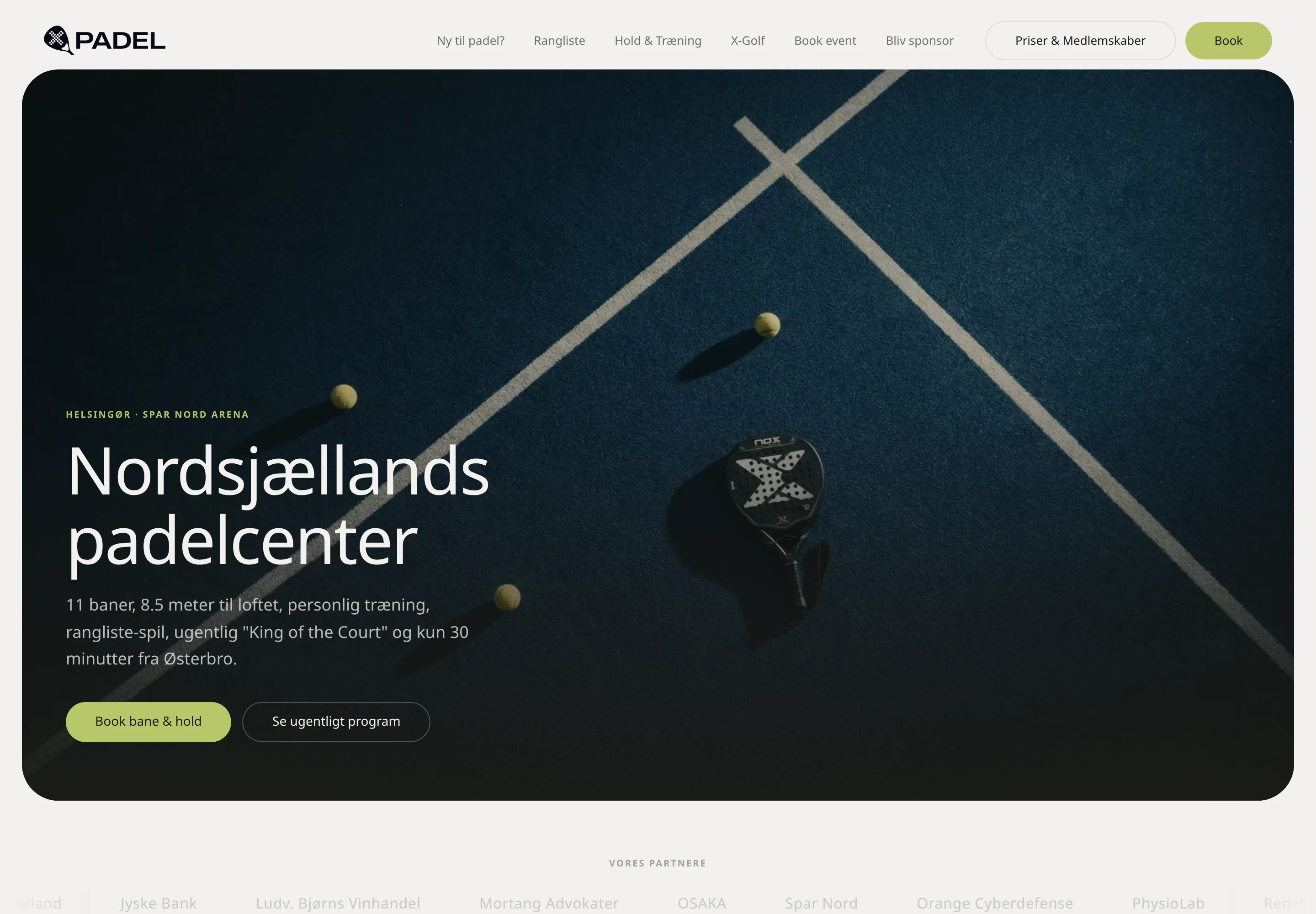 Xpadels hjemmeside med padelbat og bolde på en mørk bane.